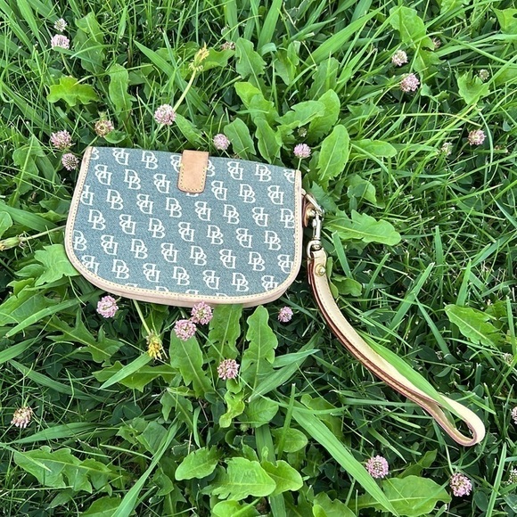 Dooney & Bourke Vachetta wristlet logo monogram - Picture 2 of 10